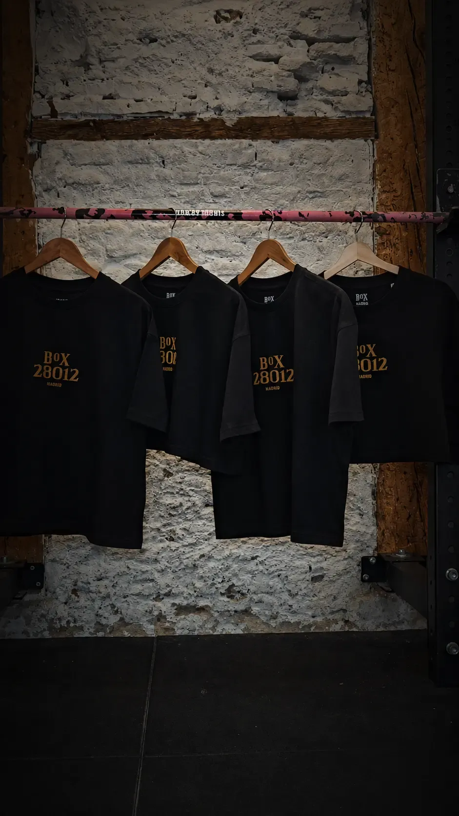 Camisetas negras de Box 28012 colgadas en un perchero